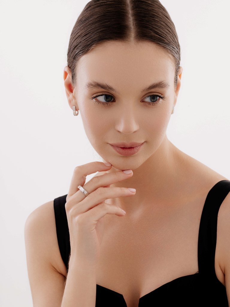 Кольцо из родированого серебра 925 пробы 01-4028/000Б-00 и бриллиантом