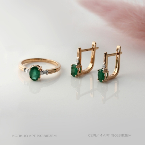 Кольцо из красного золота 585 пробы 190181113ЕМ с бриллиантами и изумрудом