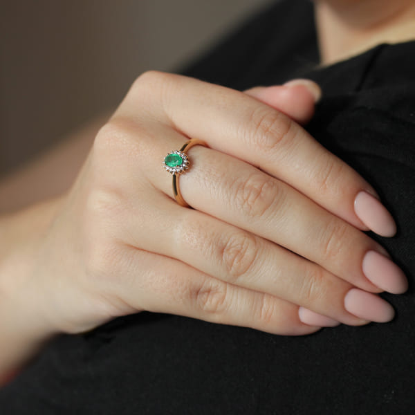 Кольцо из красного золота 585 пробы 190181148ЕМ с бриллиантами и изумрудом