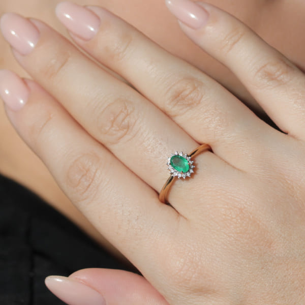 Кольцо из красного золота 585 пробы 190181148ЕМ с бриллиантами и изумрудом