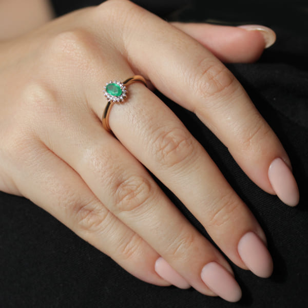 Кольцо из красного золота 585 пробы 190181148ЕМ с бриллиантами и изумрудом