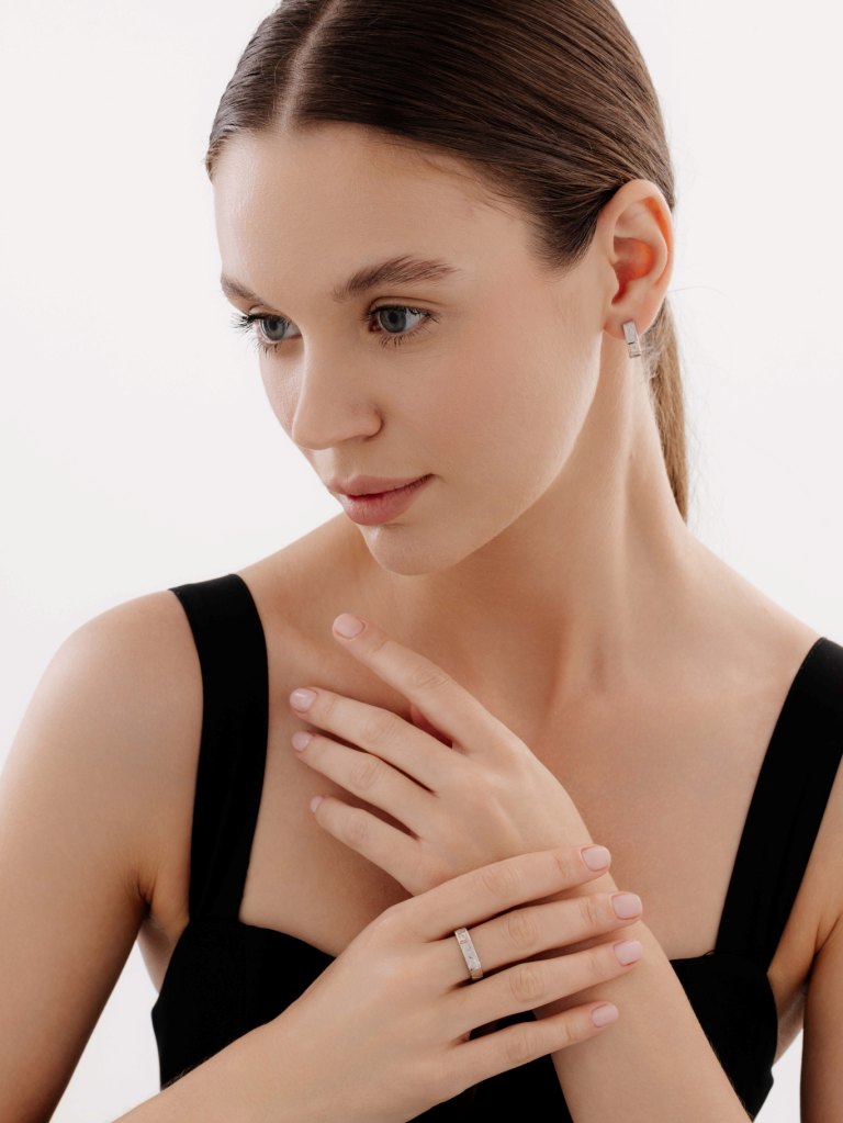 Кольцо из родированого серебра 925 пробы 01-4028/000Б-00 и бриллиантом