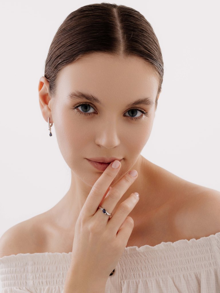 Кольцо из родированого серебра 925 пробы 01-4036/БГТС-00 с сапфирами и бриллиантом