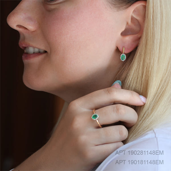 Серьги с английским замком женские из красного золота 585 пробы 190281148ЕМ с бриллиантами и изумрудами