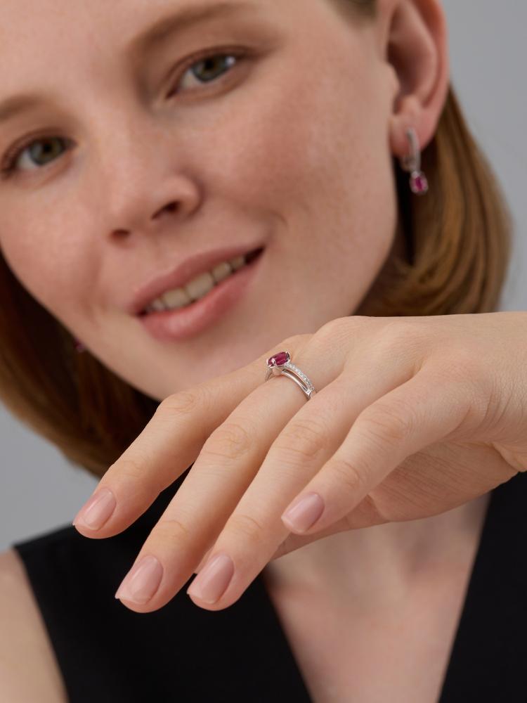 Кольцо из родированого серебра 925 пробы 01-4592/000Р-00 с рубином