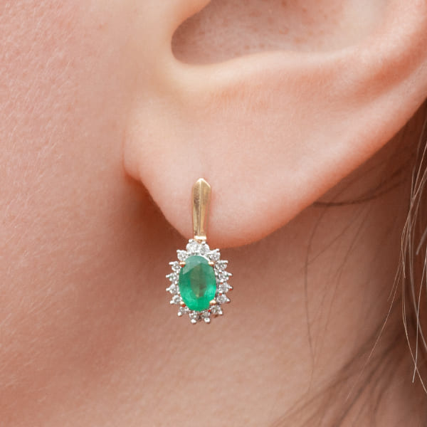 Серьги с английским замком женские из красного золота 585 пробы 190281148ЕМ с изумрудами и бриллиантами