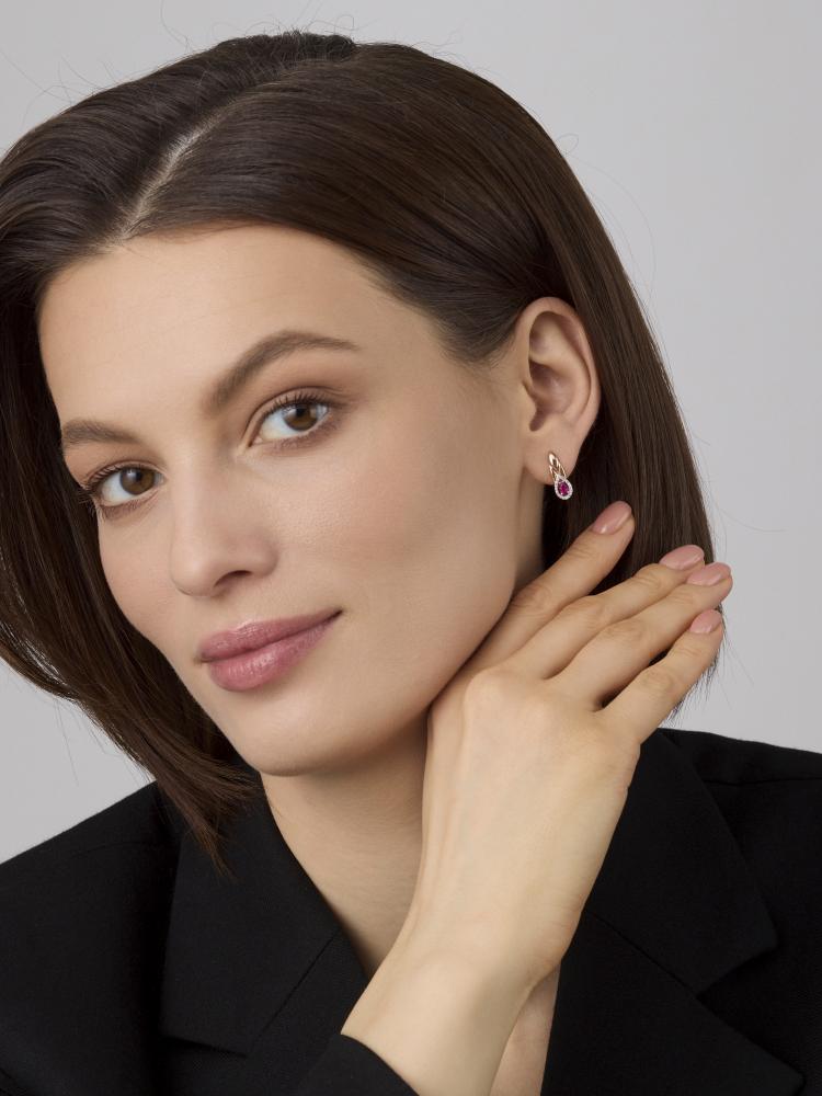 Серьги с английским замком женские из красного золота 585 пробы 26434-103 с рубинами и бриллиантами