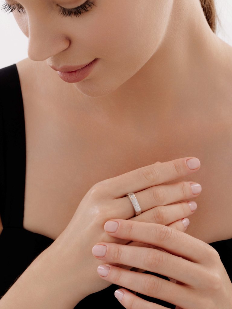 Кольцо из родированого серебра 925 пробы 01-4028/000Б-00 с бриллиантами