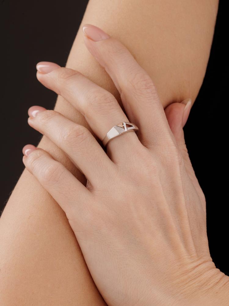 Кольцо из родированого серебра 925 пробы 01-4338/000Б-00 и бриллиантом