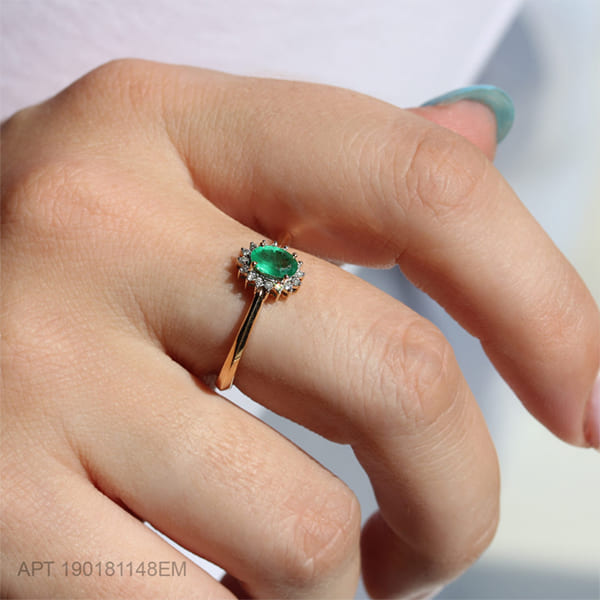 Кольцо из красного золота 585 пробы 190181148ЕМ с бриллиантами и изумрудом